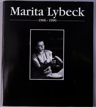 MARITA LYBECK, servisdelar, 28 st, keramik + bok "Marita Lybeck 1906-1990".