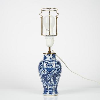 Vas/bordslampa, porslin. Kina, Qingdynastin, Kangxi (1662-1722).