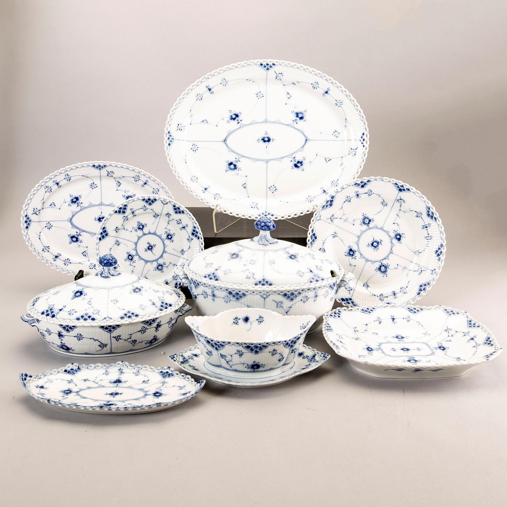 A 44 pcs Royal Copenhagen "Musselmalet" dinner service, Denmark, later part of the 20th century.