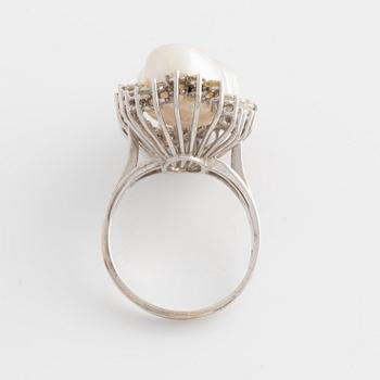 Ring 18K guld med en barock odlad pärla samt runda briljantslipade diamanter.