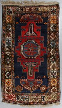 A rug, a semi-antique Shirvan, ca 196,5-201,5 x 117-122 cm.