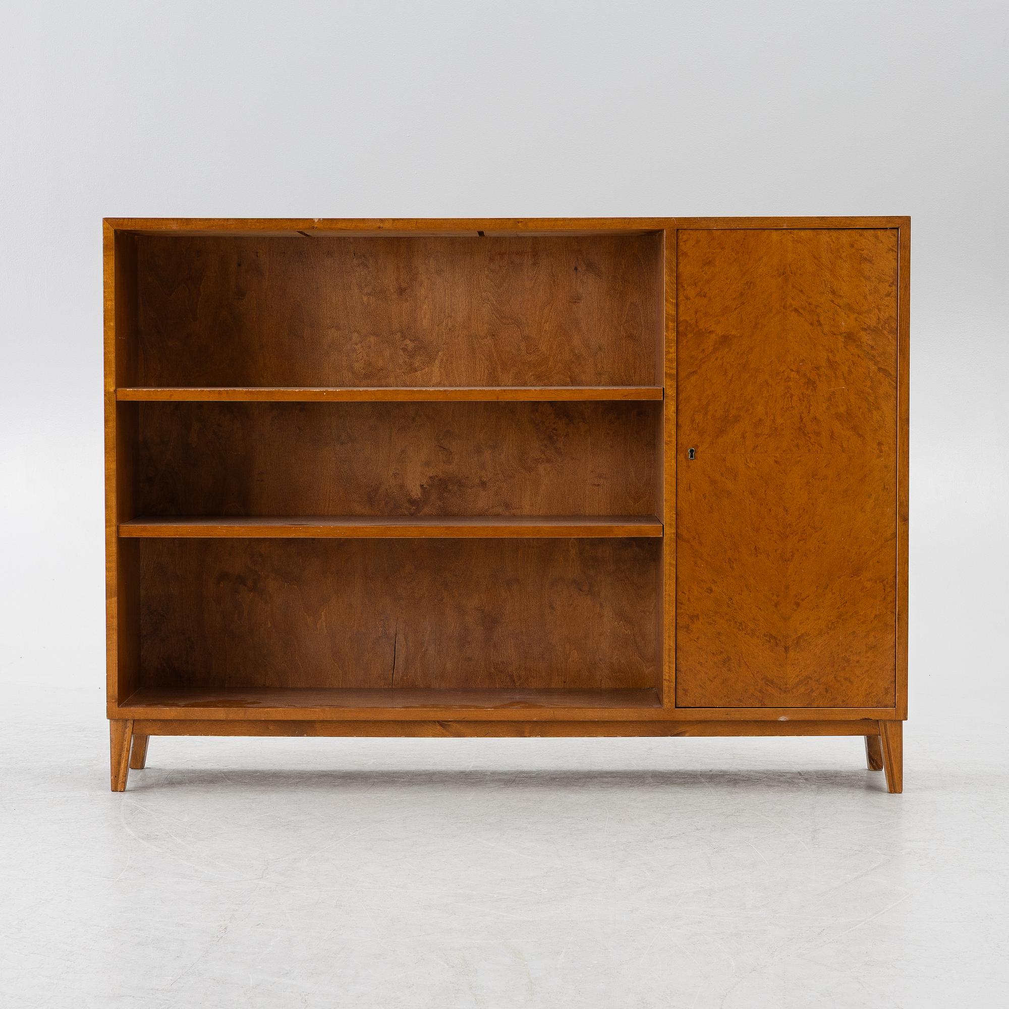 Bokhylla/ sideboard, omkring 1900-talets mitt.