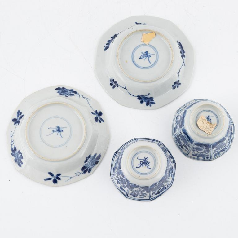 A pair of Chinese blue and white porcelain cups with saucers, Qing dynasty, Kangxi (1662-1723).