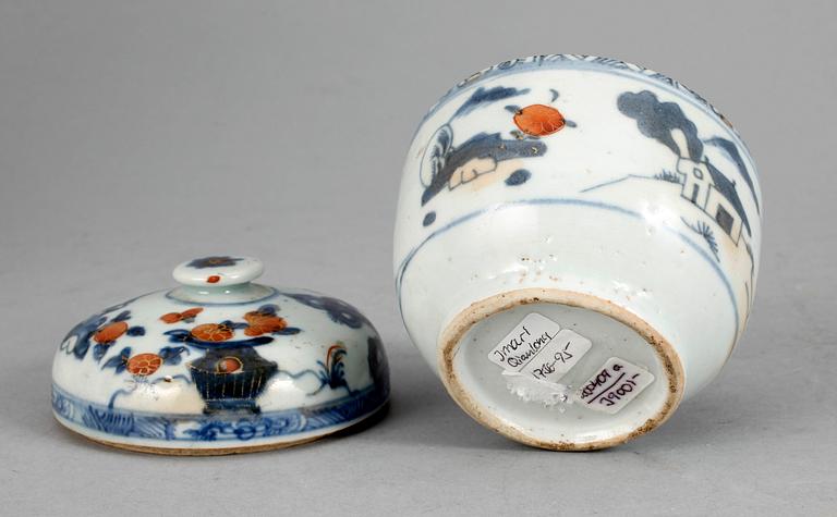 KRUKA MED LOCK, porslin, Qianlong, Kina 1700-tal.
