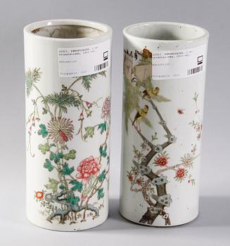 PENSELVASER, 2 st, porslin, Kina, 1900-tal.