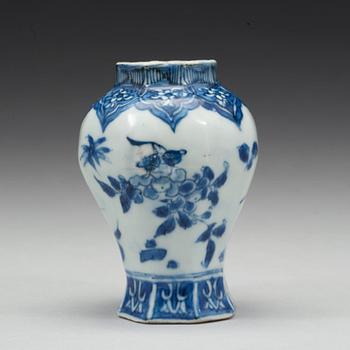 A small blue and white jar, Ming dynasty, 17th Century.