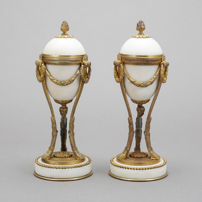 CASSOLETTER, ett par. Louis XVI-stil, 1800-talets andra hälft.