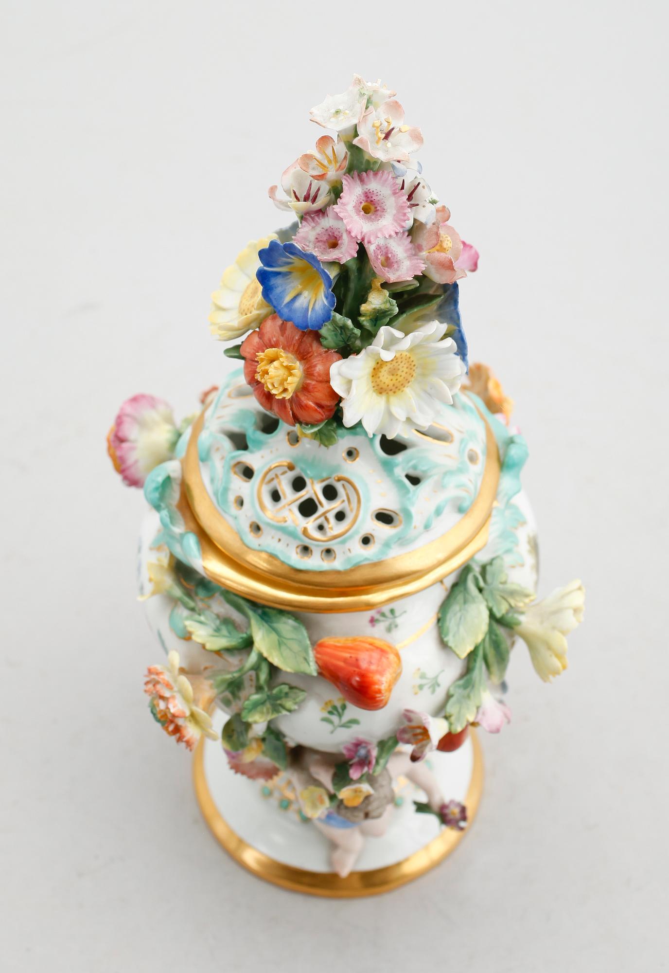 LOCKURNA, porslin, Meissen, 1800-talets senare hälft.