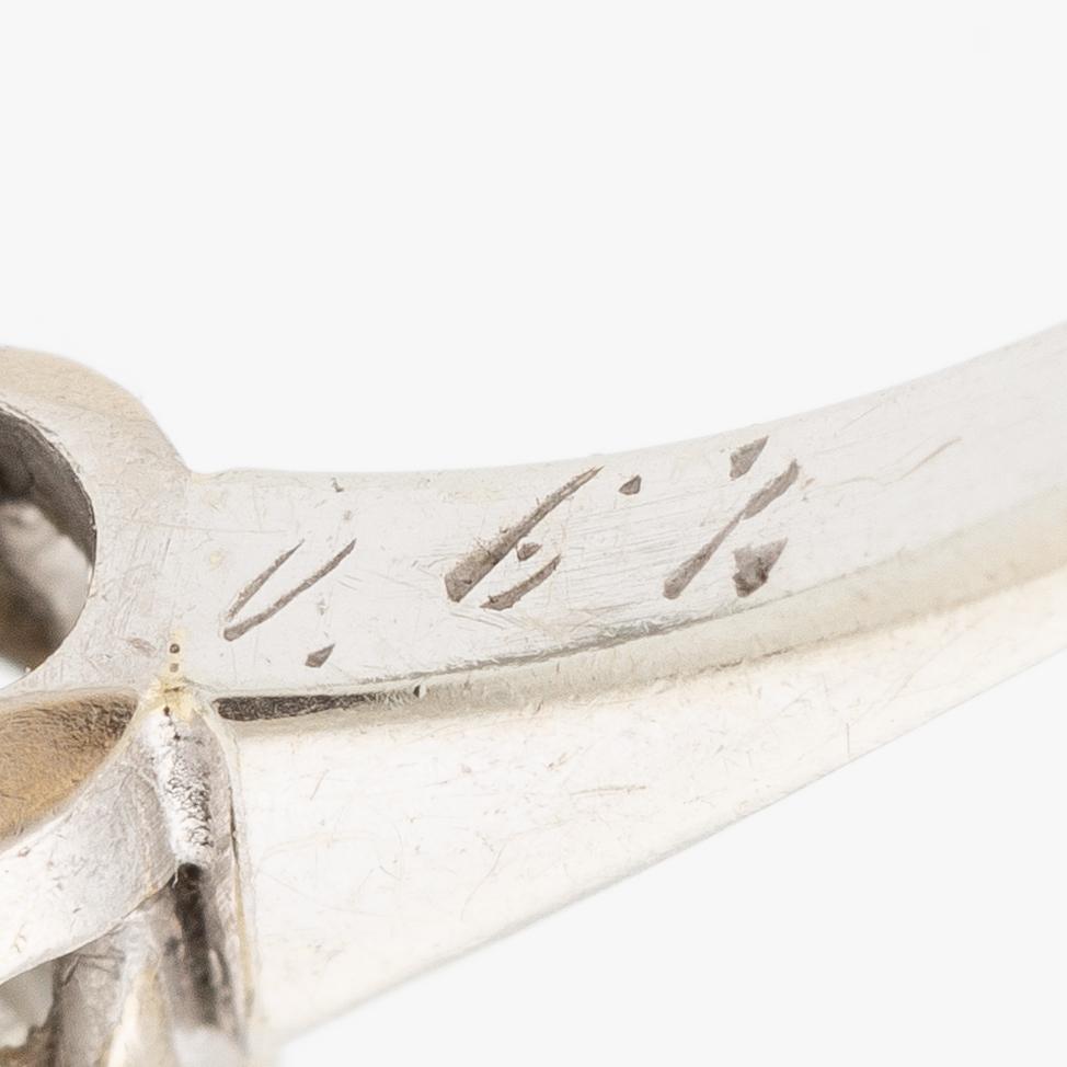 Ring 18K gold with a round brilliant-cut diamond.