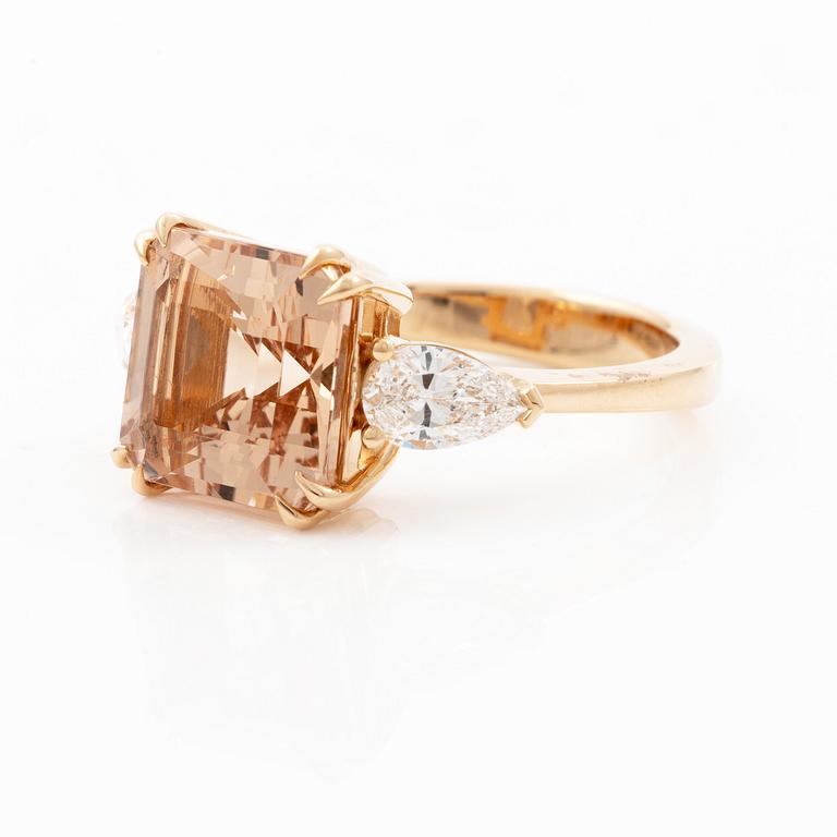 Ring in 18K rose gold with morganite and pear-shaped diamonds.