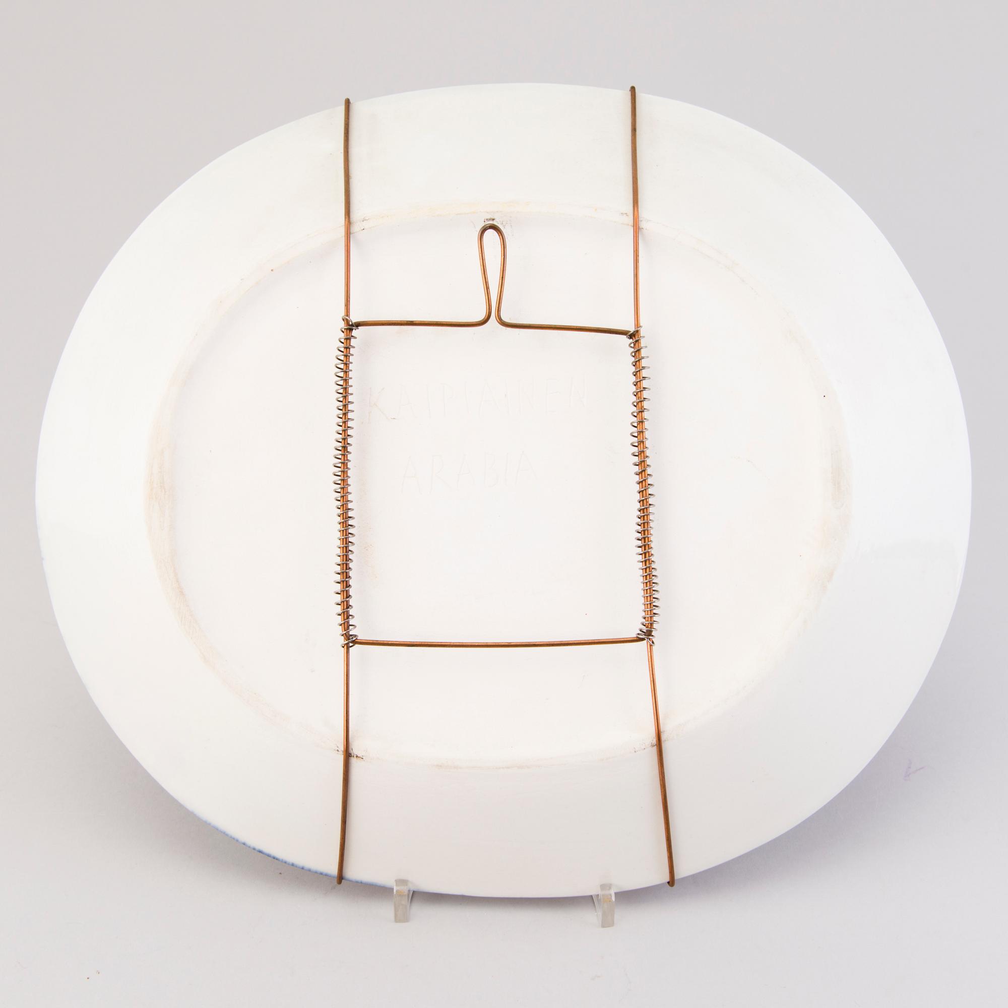 BIRGER KAIPIAINEN, A stoneware dish signed Kaipiainen, Arabia.