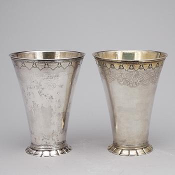BÄGARE, ett par snarlika, silver. Lorens Stabeus, Stockholm, verksam 1745-1778. Vikt tot ca 1060 g.