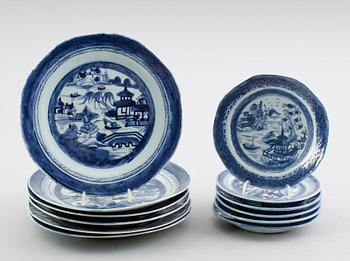 TALLRIKAR, 12 st snarlika, porslin, Kina, möjligen 1800-tal.