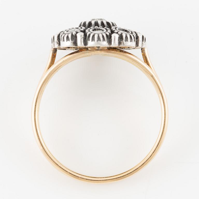 Ring in gold and silver set with octagonal-cut diamonds.