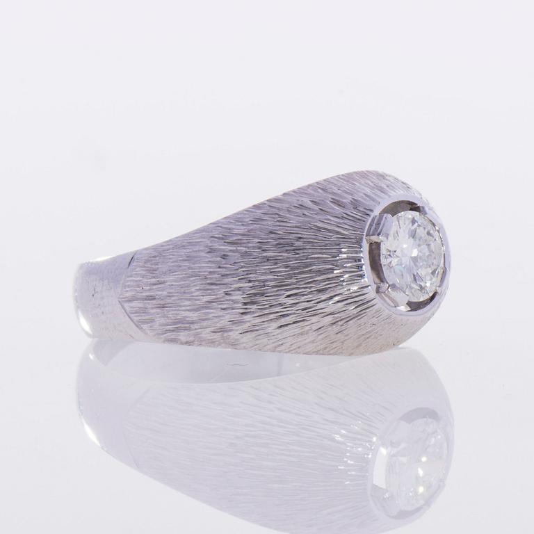 RING, 18K vitguld, briljantslipad diamant. Olof Sjöblom, Helsingfors 1974. Vikt ca 4,1 g.