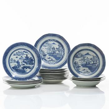 A set of nineteen Chinese export porcelain plates, Qing dynasty, 19th century.