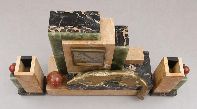 BORDSGARNITYR, 3 delar, marmor och onyx, art déco, 1900-talets första hälft.