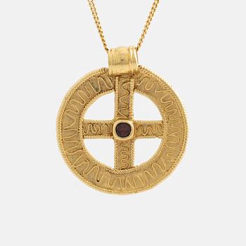 Hängsmycke, Bengt Hallberg, 18K guld med röd sten, kopia efter vikingasmycke.