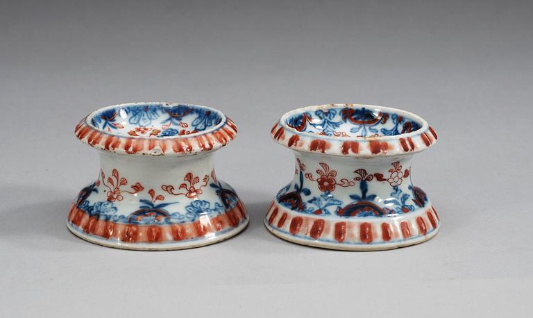 SALTKAR, ett par, porslin. Qing dynastin, Kangxi (1662-1722).
