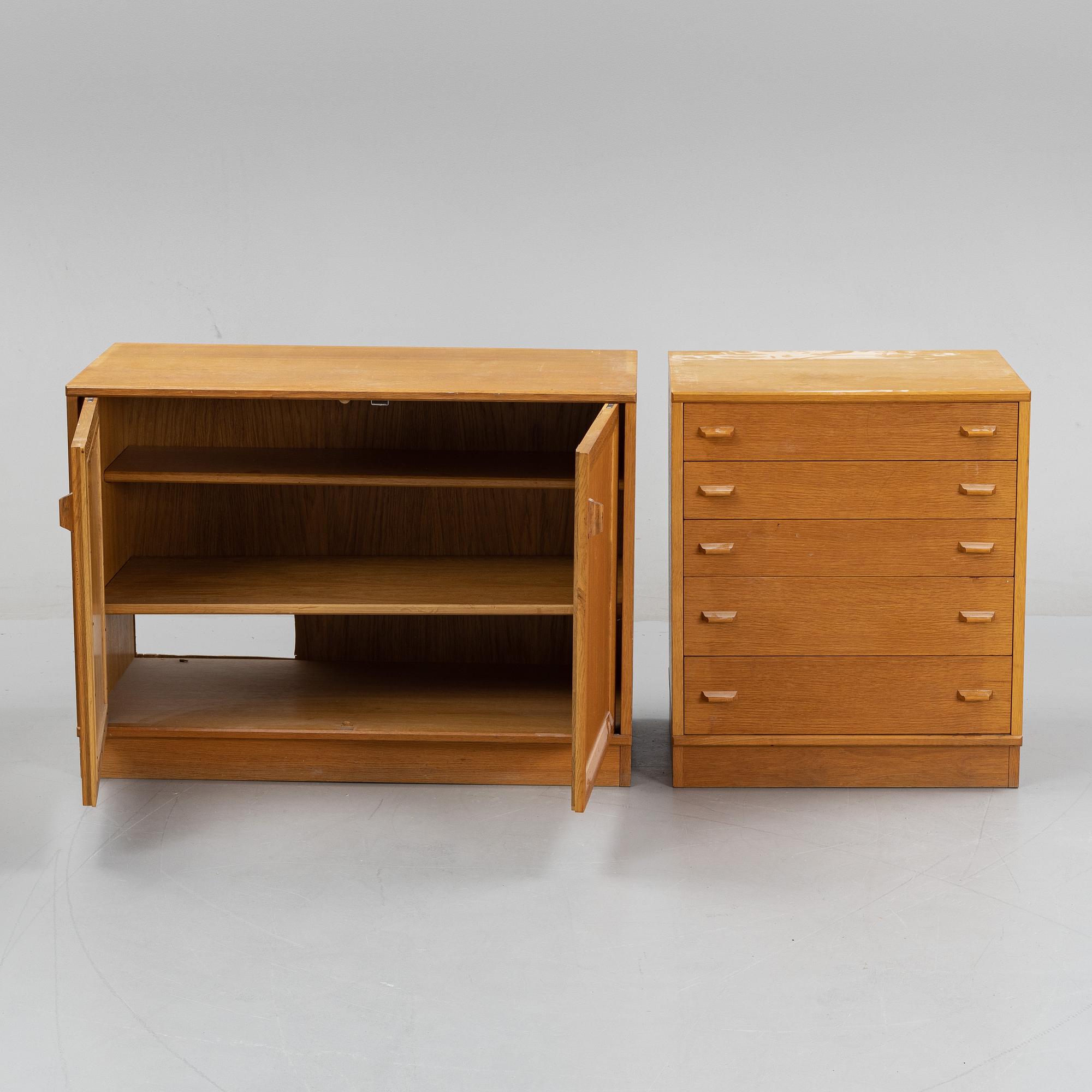 An oak veneered cabinet and chest of drawers, later part of the 20th Century.