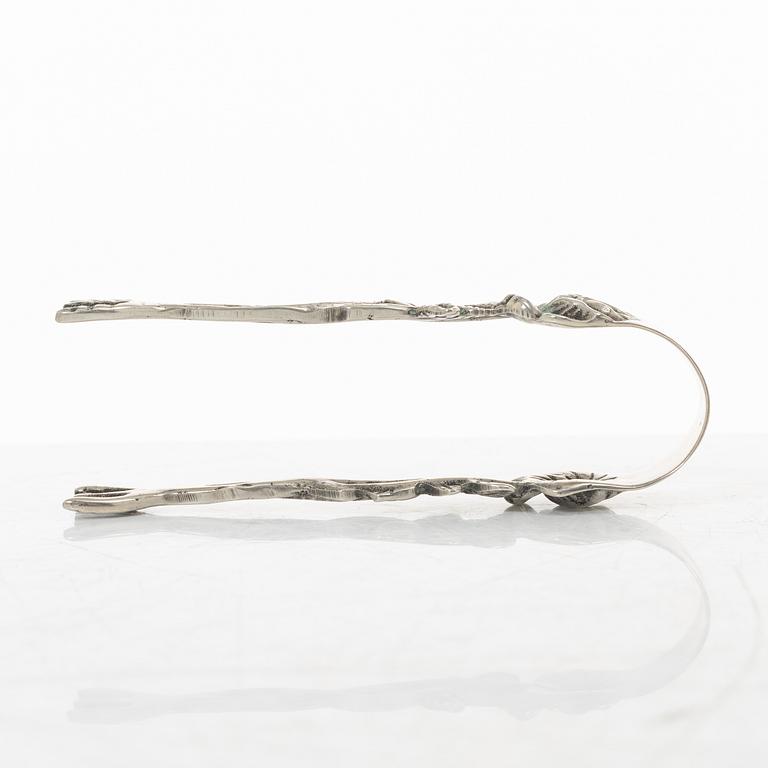 Bricka, gräddkanna, sockerskål samt sockertång, silver, rokokostil, 1900-tal.