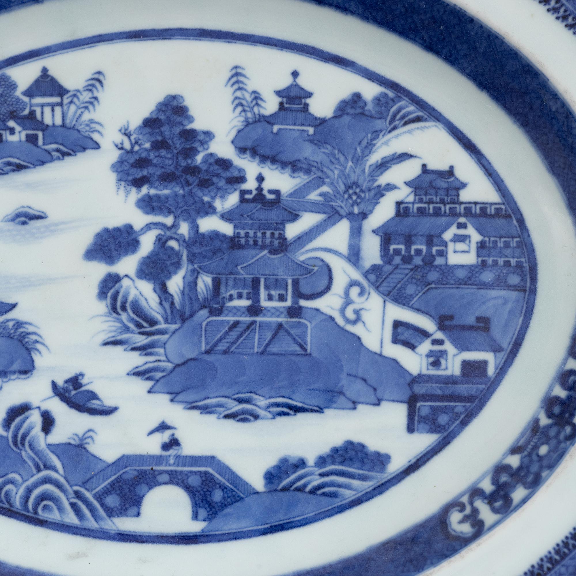 Terriner, ett par, samt terrinfat, porslin, Kina, Qingdynastin, Jiaqing (1796-1820).