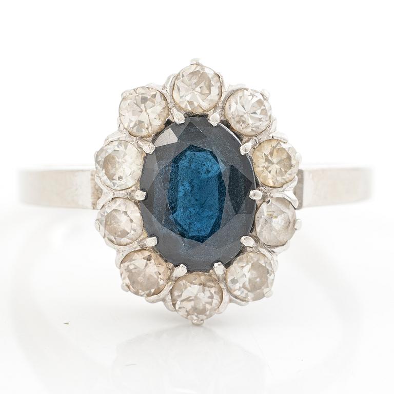 Ring, carré-set, 18K white gold with sapphire and brilliant-cut diamonds.