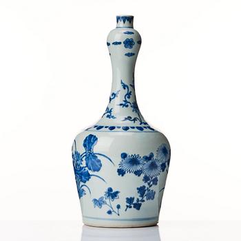 A blue and white Transtional vase, 17th Century.