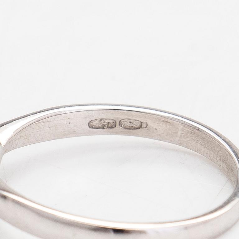 Ring, 14K vitguld, med en briljantslipad diamant ca 0.65 ct.