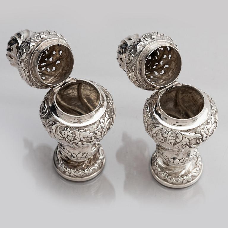 Johan Wennerwall, kryddbössor, ett par, silver, Göteborg 1756. Rokoko.
