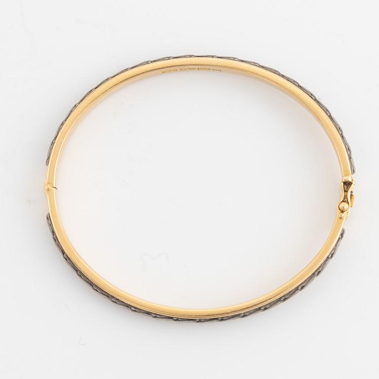 18K gold bangle.