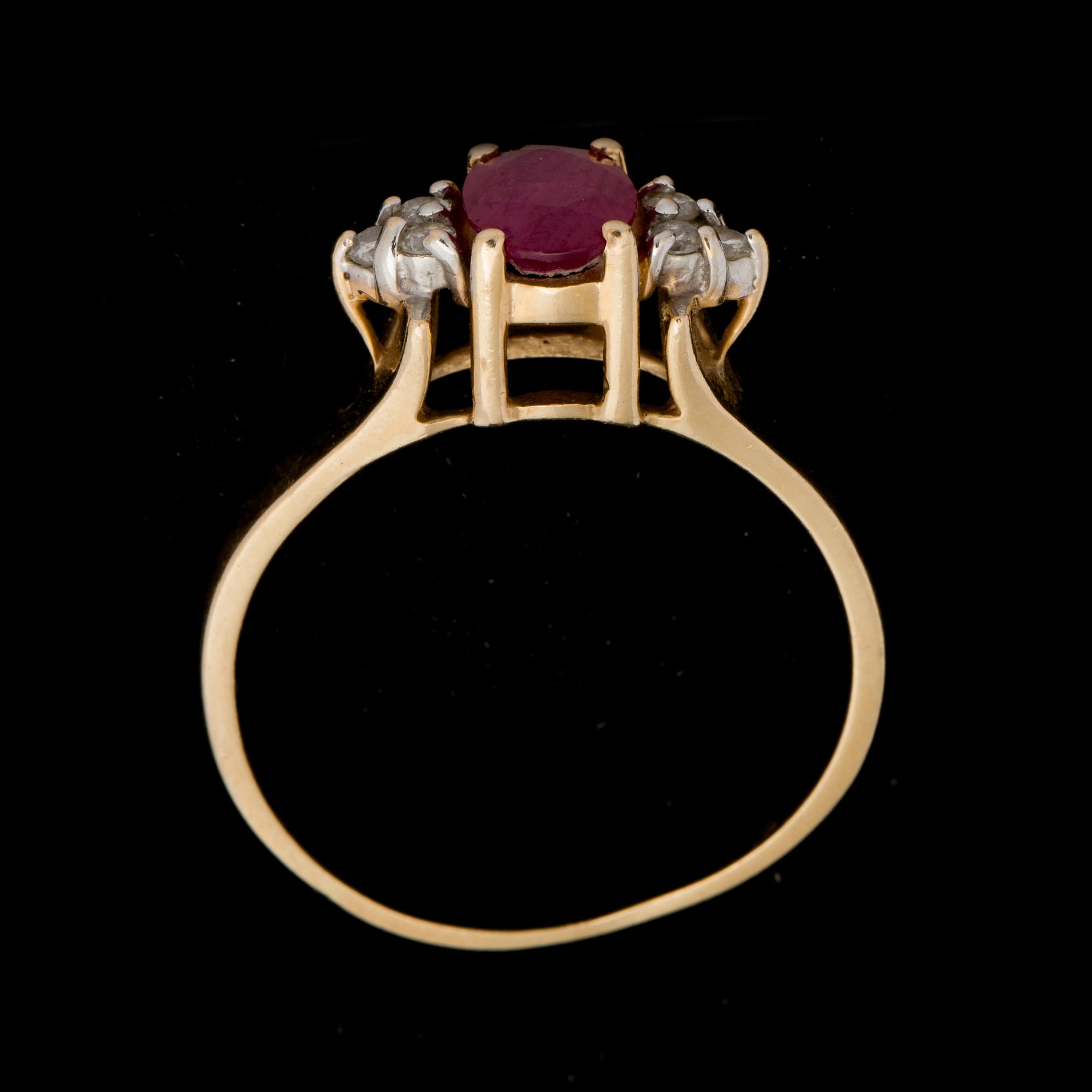 RING, 14K guld med små diamanter samt rubin. Vikt ca 3 gram.