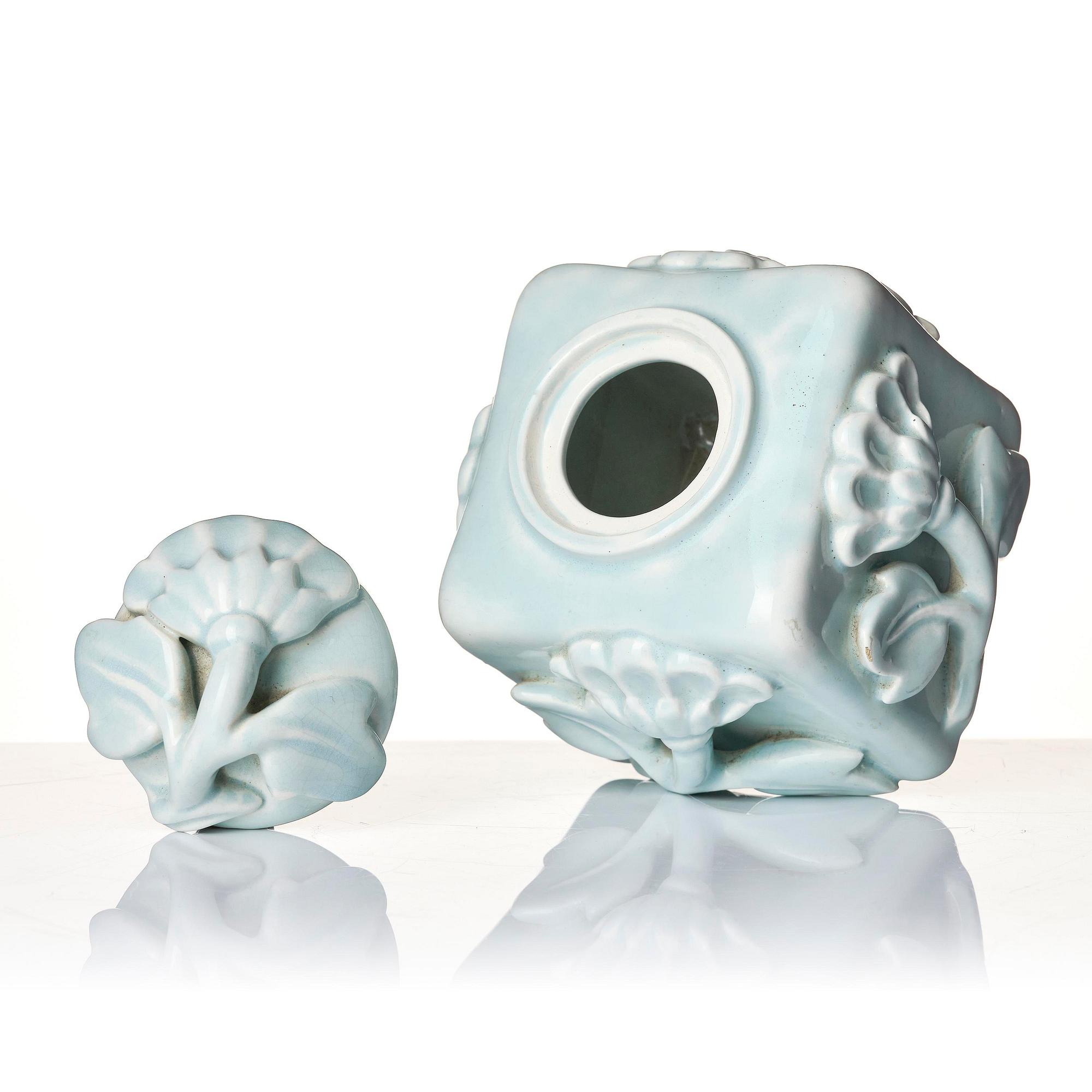 Wilhelm Kåge, a glazed ceramic tea caddy with cover, Gustavsberg, 1925.