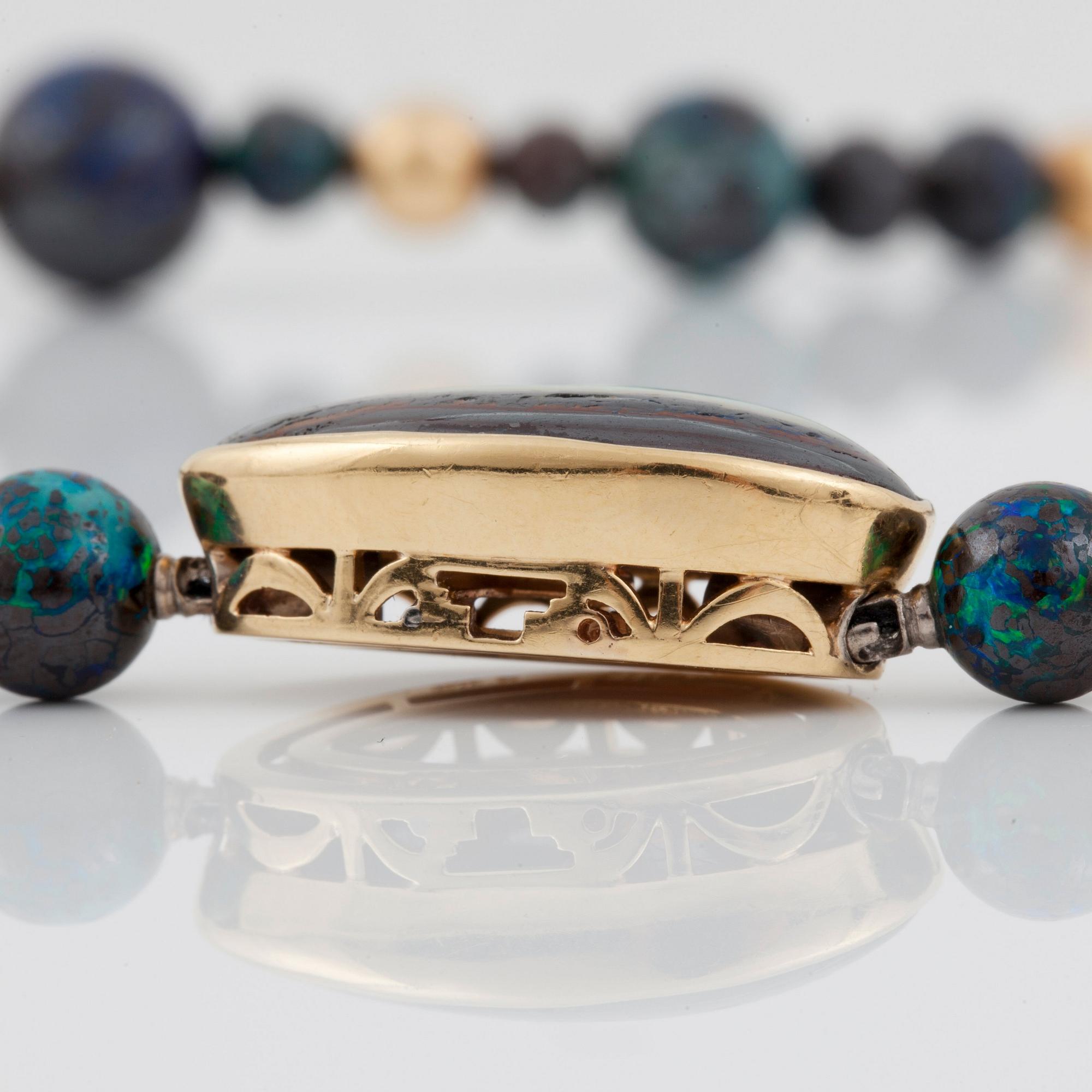 COLLIER med kulor i boulderopal Ø 17.3-5.3 mm, samt kulor i guld. Tillverkad av Gaudi, Stockholm 1989.