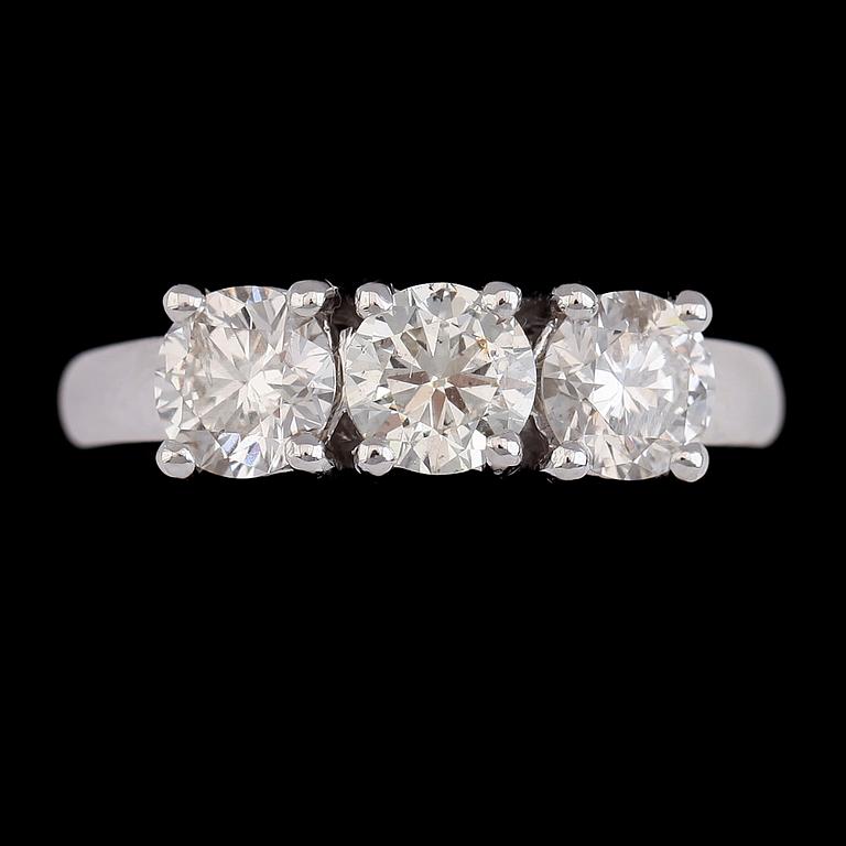 RING, 18K vitguld, briljantslipade diamanter tot ca 2.14 ct. Vikt ca 6 g.