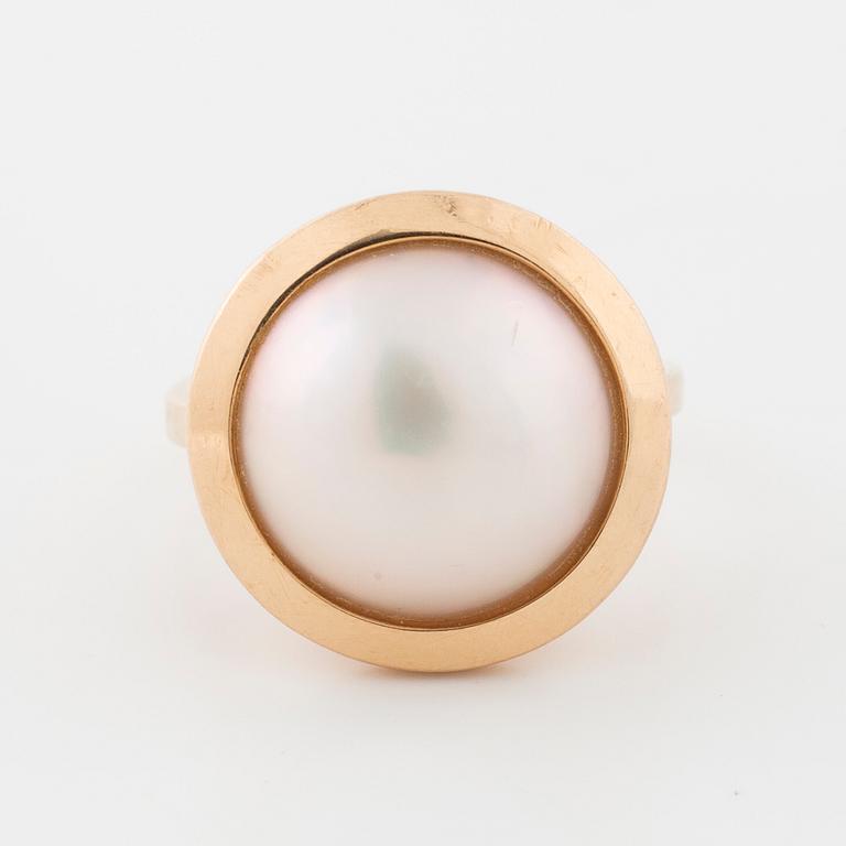 A mabé pearl ring.