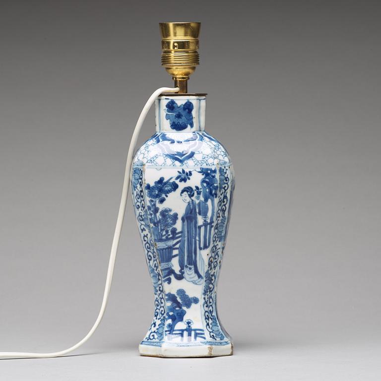 A blue and white vase, Qing dynasty, Kangxi (1662-1722).