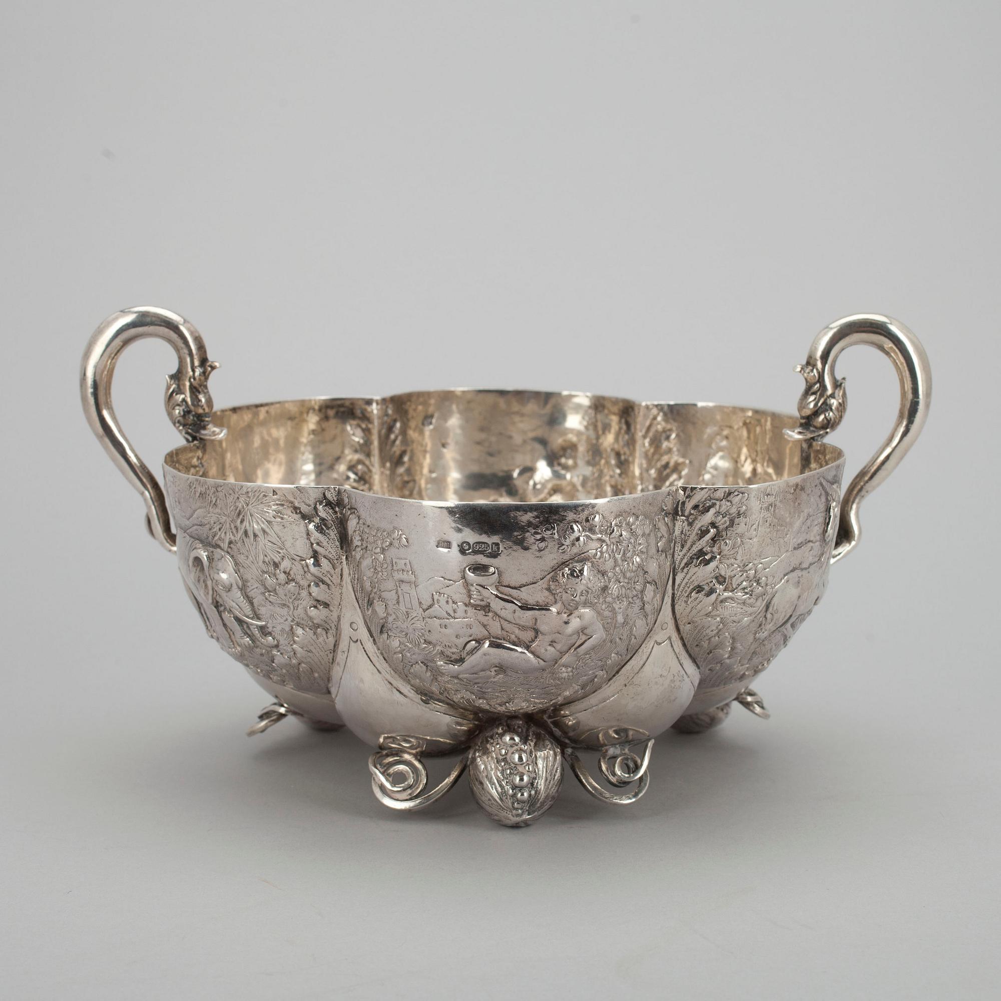 SILVERSKÅL, sterling silver. Tyskland 1900-talets början. Vikt 583 g.