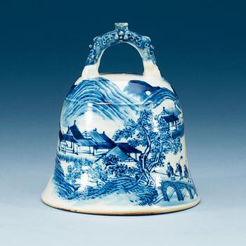 1761. A unusual blue and white bell, late Qing dynasty.