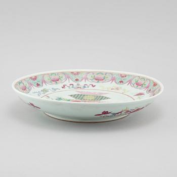 A 19th century Chinese porcelain plate.