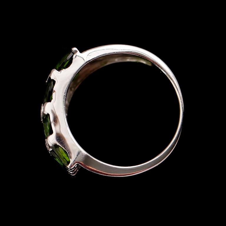 RING, sterlingsilver, vita topaser tot ca 0.19 ct, gröna stenar tot ca 3.60 ct.