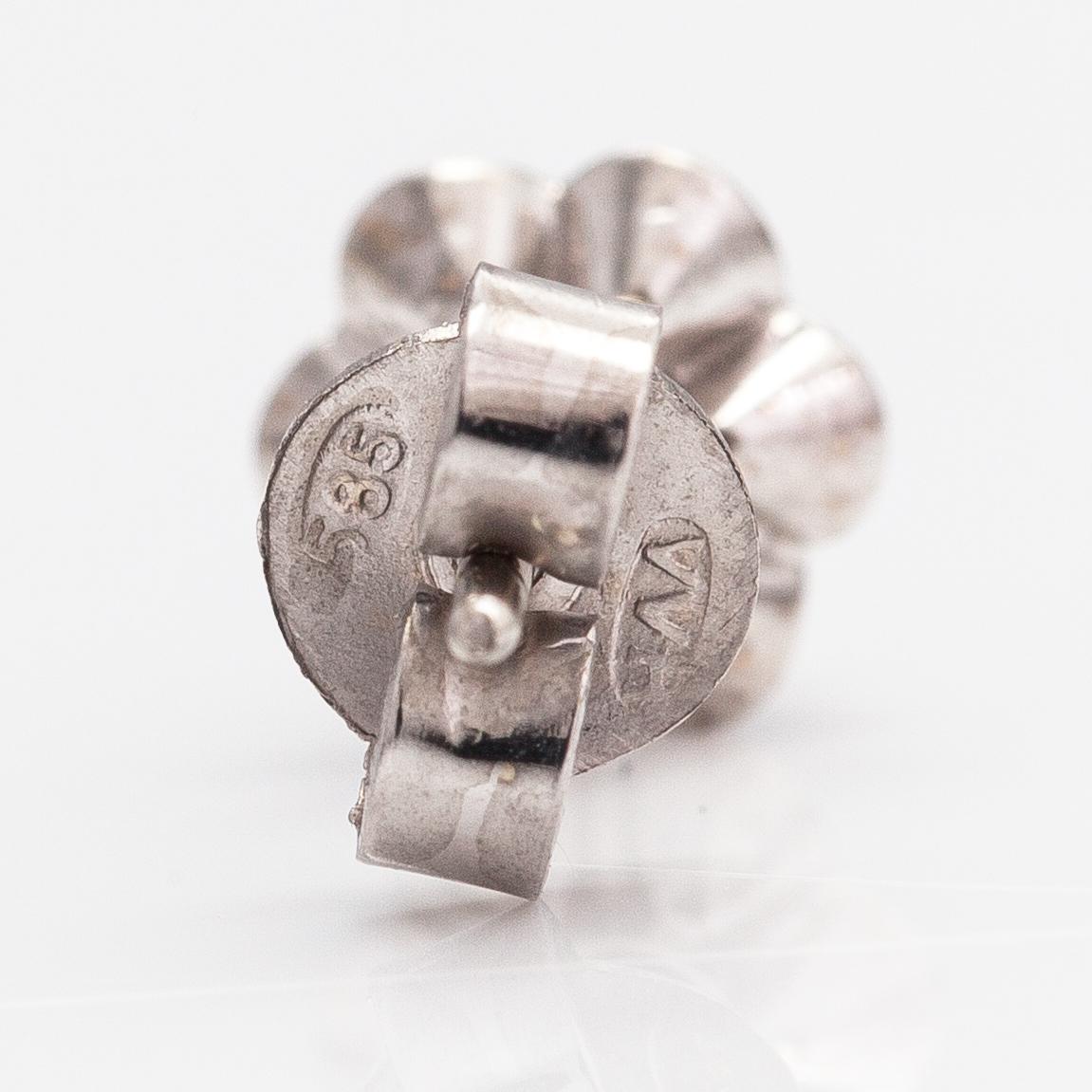 A pair fof 14K white gold earrings with diamonds ca. 0.32 ct in total.