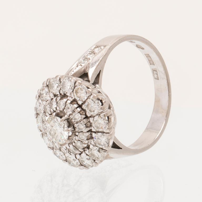 An 18K white gold ring/cocktail ring with round brilliant-cut diamonds, Petterssons Eftr Juvelerar Ab Joh Stockholm 1945.