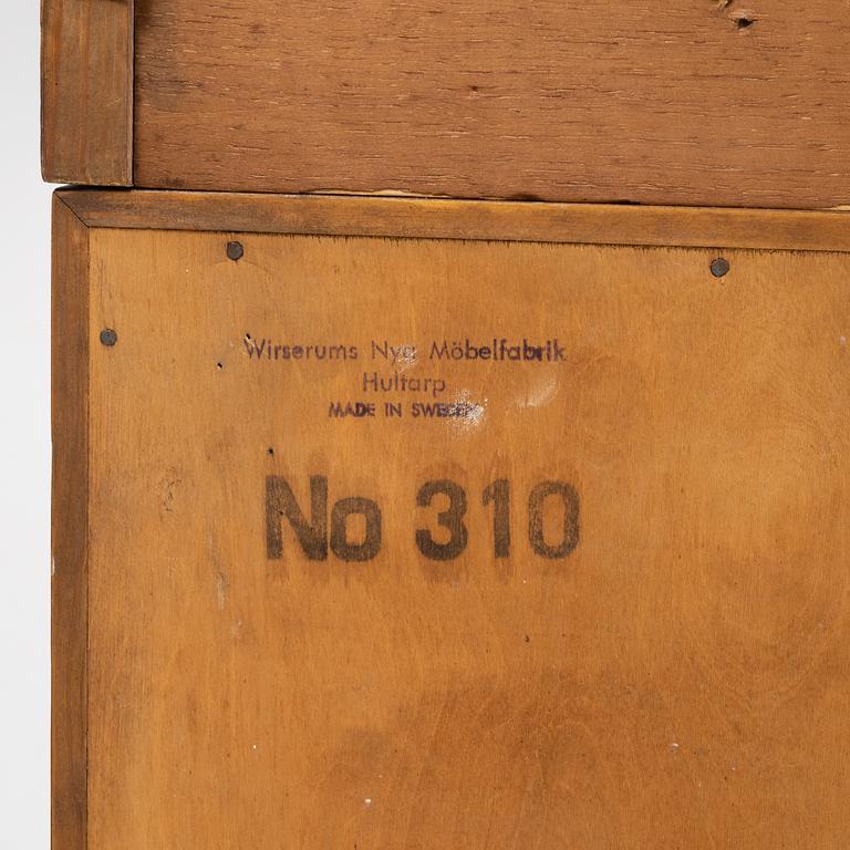 Sideboard med vitrin, Wirserums Nya Möbelfabrik, Hultarp, 1900-talets tredje kvartal.
