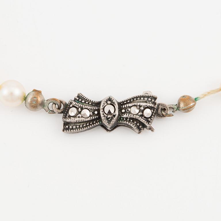 Pearl necklace, two pieces with graduated pearls, clasp silver.