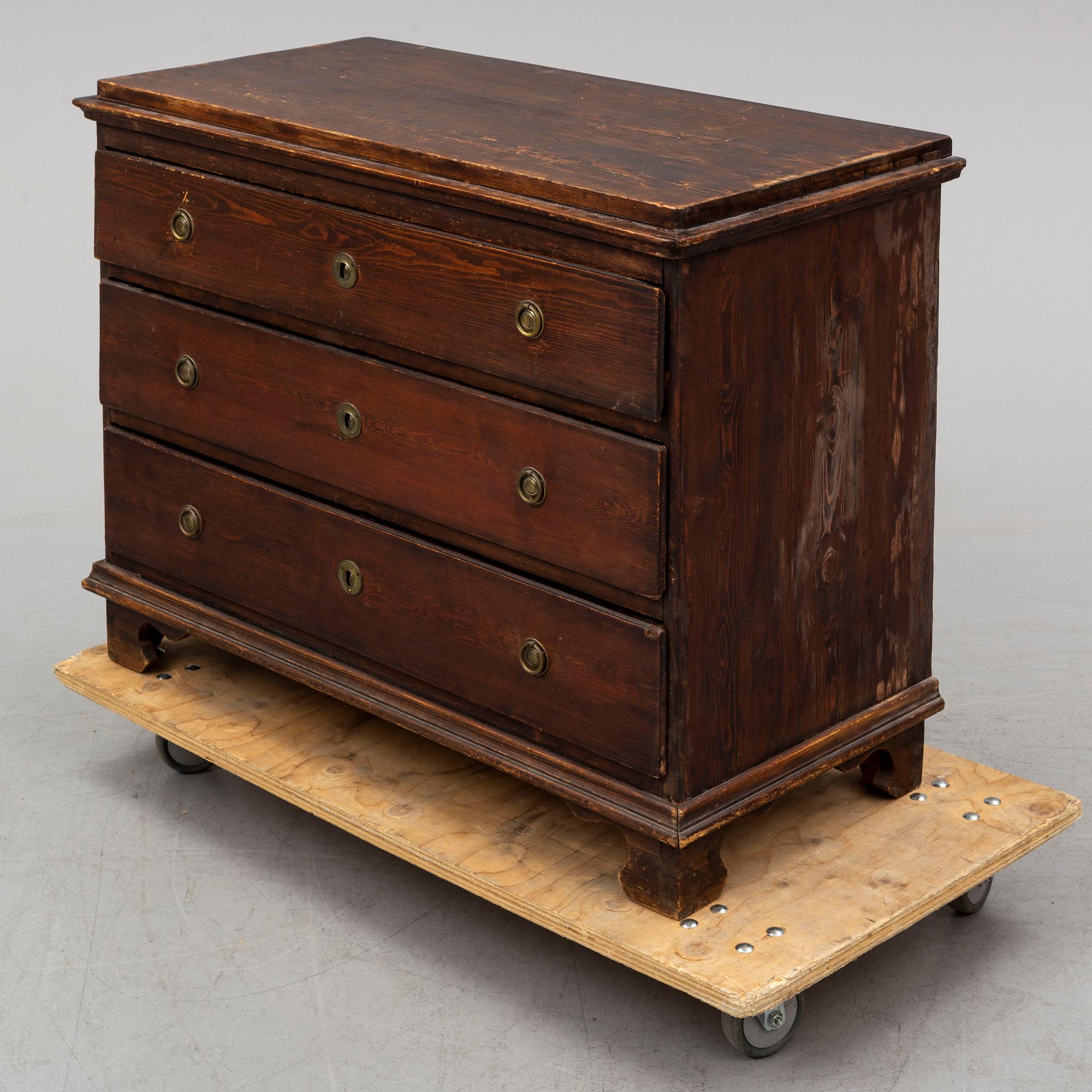 CHEST OF DRAWERS, second half of the 19th century.