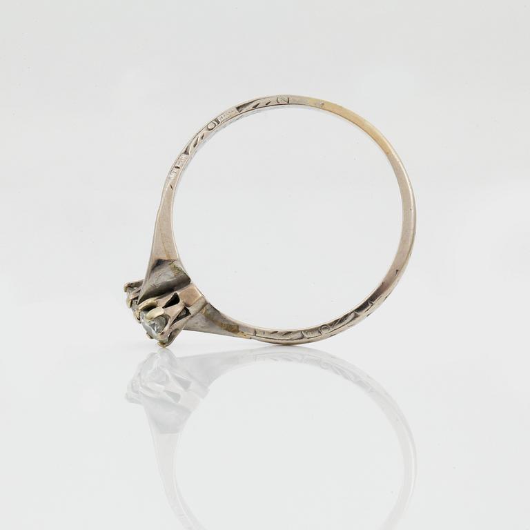 RING, platina, två diamanter, tot ca 0,4 ct, 1900-tal. Vikt ca 3 gram.