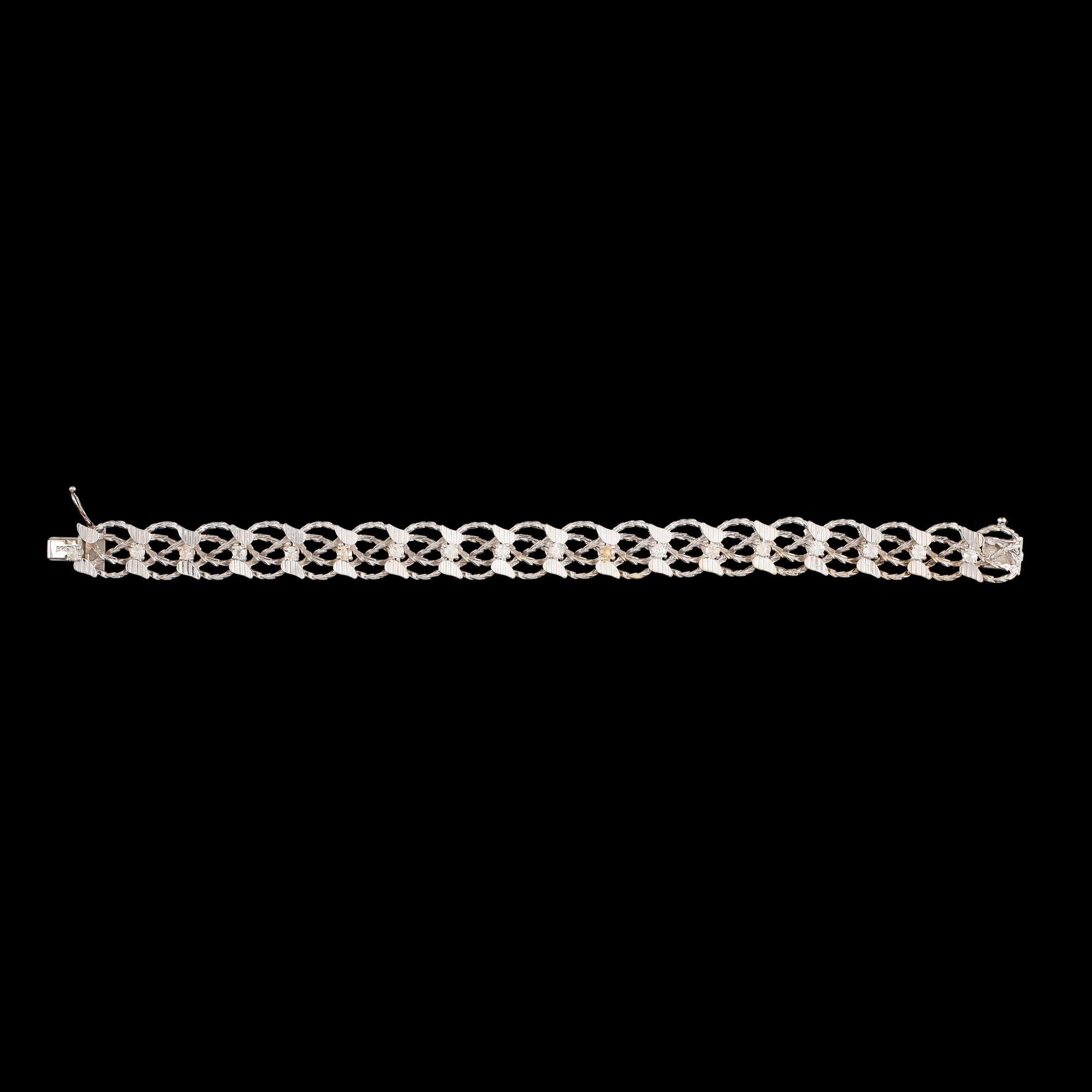 ARMBAND, 18k vitguld med 18 briljantslipade diamanter, tot ca 1,26 ct, Italien. Vikt ca 29,5 gram.