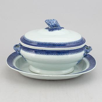 A blue and white tureen with cover and stand, Qing dynasty, 19th Century.