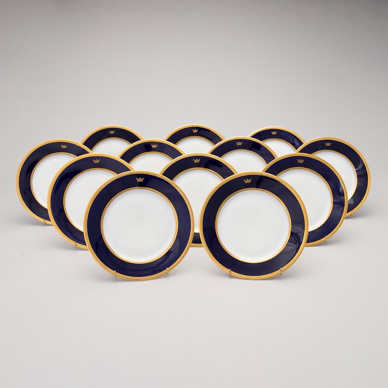 A set of twelve porcelain dishes, Hutschenreuther Hohenberg Bavaria, 1814-1914.